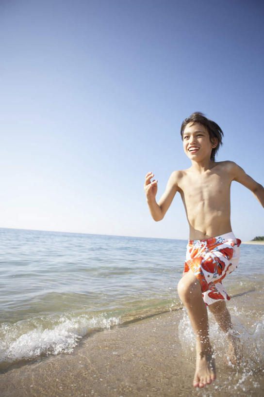 东方人,儿童,一个人,跑,笑,微笑,露齿笑,竖图,室外,白天,正面,锻炼,纯洁,运动,海浪,海洋,沙滩,水,亚洲,仅一个男性,仅一个人,阴影,飞溅,泳裤,溅,光线,沙子,液体,影子,海岸,浪花,水滴,水平线,辽阔,海平线,沙地,注视,黄种人,裸露,水珠,小孩,蓝色,蓝天,天空,阳光,海水,天,观察,看,仅一个小孩,广阔,可爱,童年,童趣,晴朗,观看,一望无际,察看,关注,喷洒,裸,海景,童真,烂漫,无邪,万里无云,无边无际,一马平川,体育,天真,男孩,男人,男性,亚洲人,孩子,大海,风浪,海,海水的波动,海滩,近岸浪,涌浪,晴空,晴空万里,跑步,半身,彩图,健身,水天相接,水天一线,男生