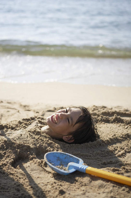 东方人,儿童,脸,头,脸颊,一个人,躺,笑,微笑,露齿笑,竖图,俯视,室外,白天,纯洁,海浪,海洋,沙滩,亚洲,仅一个男性,仅一个人,阴影,朦胧,模糊,光线,铲子,沙子,影子,海岸,浪花,沙地,注视,黄种人,小孩,阳光,海水,观察,看,仅一个小孩,可爱,童年,童趣,观看,察看,关注,海景,童真,烂漫,无邪,卧着,天真,男孩,男人,男性,亚洲人,孩子,头部,脸部,脸蛋,面部,大海,风浪,海,海水的波动,海滩,近岸浪,涌浪,躺着,卧,半身,彩图,高角度拍摄,男生