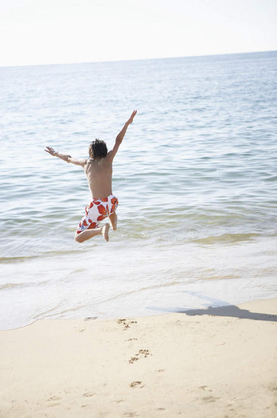 东方人,儿童,一个人,跳,举,伸展双臂,竖图,俯视,室外,白天,纯洁,海浪,海洋,亚洲,仅一个男性,仅一个人,阴影,泳裤,光线,影子,浪花,水平线,辽阔,海平线,半空,黄种人,裸露,小孩,蓝色,蓝天,天空,阳光,海水,天,托,仅一个小孩,广阔,可爱,童年,童趣,晴朗,一望无际,裸,海景,童真,烂漫,无邪,万里无云,无边无际,一马平川,天真,男孩,男人,男性,亚洲人,孩子,大海,风浪,海,海水的波动,近岸浪,涌浪,晴空,晴空万里,敞开双臂,举起,举手,举着,伸开双臂,跳跃,向上举,向上伸,向上托,展开双肩,张开手臂,张开双臂,彩图,高角度拍摄,全身,水天相接,水天一线,男生