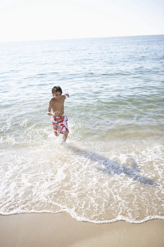 东方人,儿童,一个人,跑,竖图,俯视,室外,白天,锻炼,纯洁,运动,海浪,海洋,亚洲,仅一个男性,仅一个人,阴影,泳裤,光线,影子,浪花,水平线,辽阔,海平线,注视,黄种人,裸露,小孩,蓝色,蓝天,天空,阳光,海水,天,观察,看,仅一个小孩,广阔,可爱,童年,童趣,晴朗,观看,一望无际,察看,关注,裸,海景,童真,烂漫,无邪,万里无云,无边无际,一马平川,体育,天真,男孩,男人,男性,亚洲人,孩子,大海,风浪,海,海水的波动,近岸浪,涌浪,晴空,晴空万里,跑步,彩图,高角度拍摄,全身,健身,水天相接,水天一线,男生