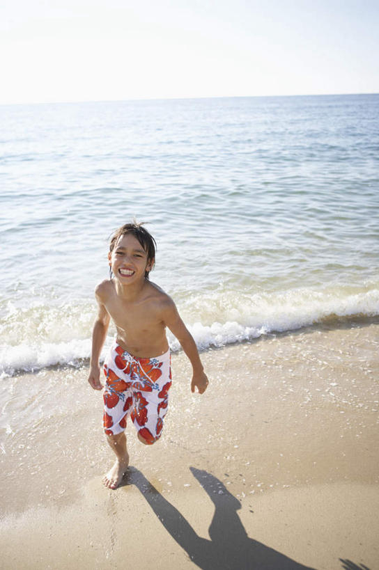 东方人,儿童,一个人,跑,竖图,俯视,室外,白天,锻炼,纯洁,运动,海浪,海洋,亚洲,仅一个男性,仅一个人,阴影,泳裤,光线,影子,浪花,水平线,辽阔,海平线,注视,黄种人,裸露,小孩,蓝色,蓝天,天空,阳光,海水,天,观察,看,仅一个小孩,广阔,可爱,童年,童趣,晴朗,观看,一望无际,察看,关注,裸,海景,童真,烂漫,无邪,万里无云,无边无际,一马平川,体育,天真,男孩,男人,男性,亚洲人,孩子,大海,风浪,海,海水的波动,近岸浪,涌浪,晴空,晴空万里,跑步,彩图,高角度拍摄,全身,健身,水天相接,水天一线,男生