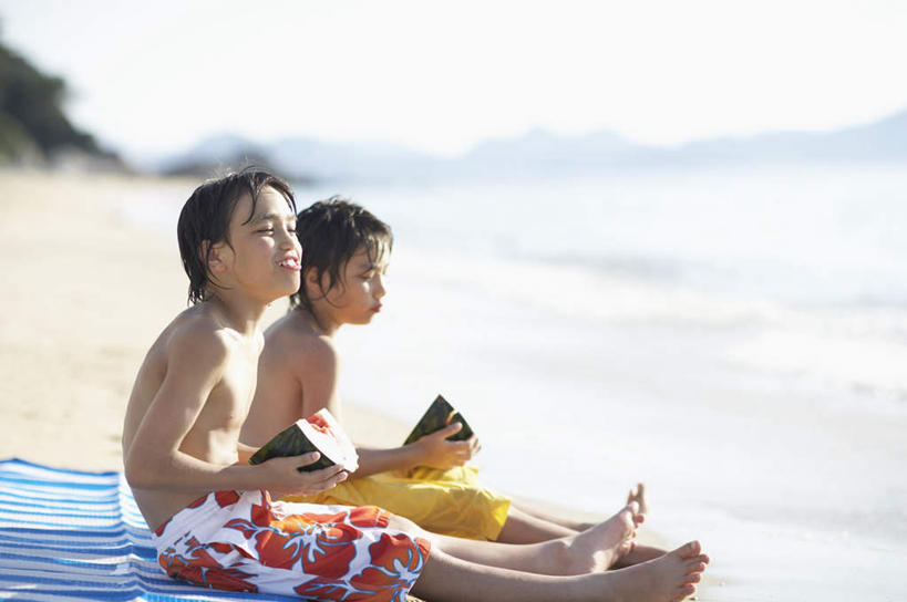 东方人,儿童,两个人,家庭,坐,吃,横图,室外,白天,侧面,纯洁,海浪,海洋,沙滩,床,西瓜,水果,亚洲,握,阴影,泳裤,朦胧,模糊,新鲜,光线,沙子,影子,塑料,海岸,浪花,生食,食品,果实,沙地,拿,拿着,注视,黄种人,裸露,食物,小孩,蓝色,蓝天,天空,阳光,海水,塑料制品,天,观察,看,温暖,温馨,一家人,气垫床,可爱,童年,童趣,握着,充气,有机食品,绿色食品,晴朗,观看,和睦,察看,关注,裸,海景,童真,烂漫,无邪,万里无云,天真,男孩,男人,男性,亚洲人,大海,风浪,海,海水的波动,海滩,近岸浪,涌浪,晴空,晴空万里,寒瓜,嚼,食,坐着,半身,彩图,融洽,男生