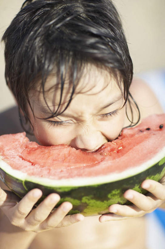 东方人,儿童,一个人,吃,竖图,俯视,室外,白天,纯洁,沙滩,西瓜,水果,亚洲,仅一个男性,仅一个人,握,阴影,朦胧,模糊,新鲜,光线,沙子,影子,海岸,生食,食品,果实,沙地,拿,拿着,注视,黄种人,裸露,食物,小孩,红色,绿色,阳光,观察,看,仅一个小孩,可爱,童年,童趣,握着,有机食品,绿色食品,观看,察看,关注,裸,童真,烂漫,无邪,天真,男孩,男人,男性,亚洲人,孩子,海滩,寒瓜,嚼,食,半身,彩图,高角度拍摄,男生