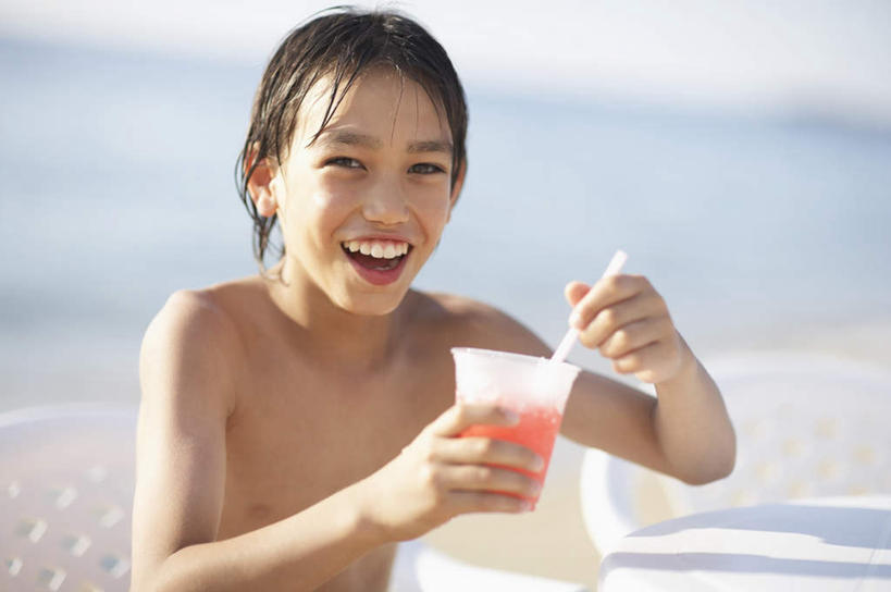 果汁,东方人,儿童,一个人,坐,笑,微笑,露齿笑,横图,室外,白天,正面,纯洁,海浪,海洋,沙滩,杯子,亚洲,仅一个男性,仅一个人,握,阴影,朦胧,模糊,光线,沙子,影子,塑料,海岸,浪花,沙地,饮品,拿,拿着,注视,黄种人,裸露,饮料,小孩,阳光,海水,塑料制品,吸管,观察,看,仅一个小孩,可爱,童年,童趣,握着,观看,塑料杯,察看,空心,关注,可口,裸,海景,童真,烂漫,无邪,饮管,适口,天真,男孩,男人,男性,亚洲人,孩子,大海,风浪,海,海水的波动,海滩,近岸浪,涌浪,坐着,半身,彩图,男生,圆柱状