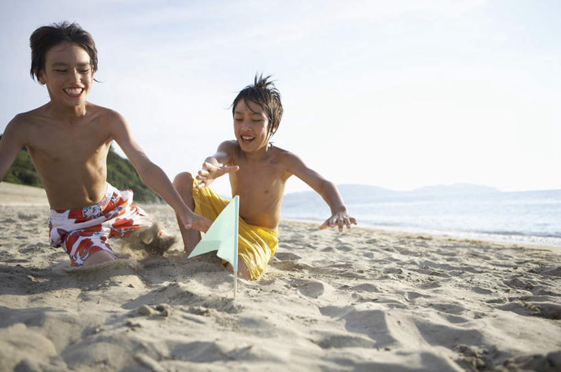 东方人,儿童,两个人,家庭,坐,笑,微笑,露齿笑,横图,室外,白天,正面,纯洁,海浪,海洋,沙滩,旗帜,亚洲,握,阴影,泳裤,光线,沙子,影子,海岸,浪花,沙地,拿,拿着,注视,黄种人,旗子,裸露,小孩,蓝色,蓝天,天空,阳光,海水,天,观察,看,温暖,温馨,一家人,可爱,童年,童趣,握着,晴朗,观看,和睦,察看,关注,裸,海景,童真,烂漫,无邪,万里无云,旌旗,旗号,天真,男孩,男人,男性,亚洲人,大海,风浪,海,海水的波动,海滩,近岸浪,涌浪,晴空,晴空万里,坐着,半身,彩图,融洽,男生