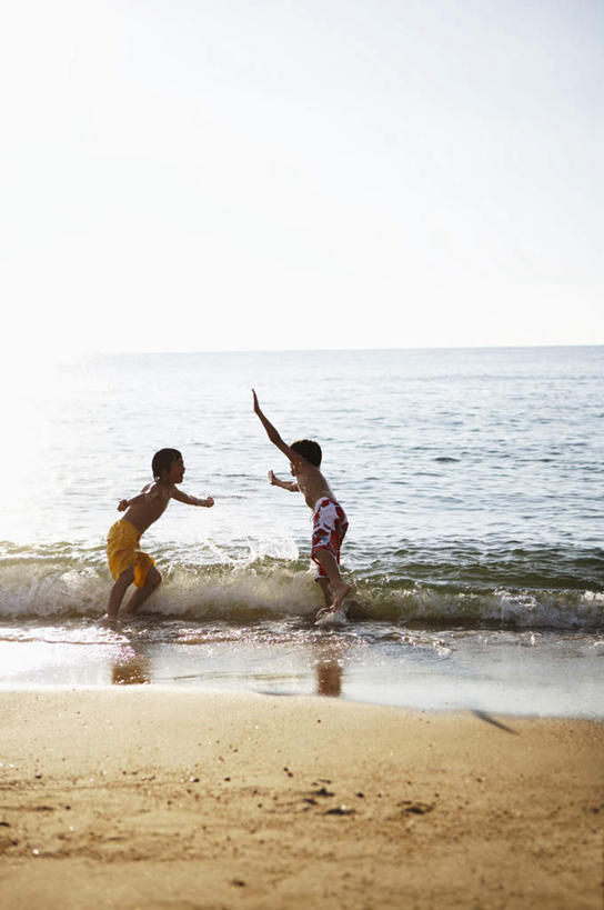 东方人,儿童,两个人,家庭,站,举,笑,微笑,露齿笑,竖图,室外,白天,侧面,纯洁,海浪,海洋,沙滩,亚洲,阴影,泳裤,光线,沙子,影子,海岸,浪花,水平线,辽阔,海平线,沙地,注视,黄种人,裸露,相视,小孩,蓝色,蓝天,天空,阳光,海水,天,观察,看,托,站着,广阔,温暖,温馨,一家人,面对面,可爱,童年,童趣,晴朗,观看,对视,一望无际,和睦,察看,互视,关注,裸,相对,海景,童真,烂漫,无邪,万里无云,相看,无边无际,一马平川,天真,男孩,男人,男性,亚洲人,大海,风浪,海,海水的波动,海滩,近岸浪,涌浪,晴空,晴空万里,举起,举手,举着,向上举,向上伸,向上托,站立,彩图,全身,融洽,水天相接,水天一线,男生