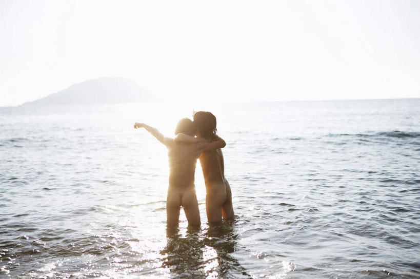 东方人,儿童,两个人,家庭,站,抱,横图,室外,白天,纯洁,海浪,海洋,沙滩,亚洲,指,阴影,光线,沙子,影子,海岸,浪花,水平线,辽阔,海平线,沙地,黄种人,方向,裸露,小孩,背面,蓝色,蓝天,天空,阳光,海水,天,手势,站着,广阔,温暖,温馨,一家人,可爱,童年,童趣,晴朗,抱着,一望无际,和睦,搂着,指向,食指,裸,海景,童真,烂漫,无邪,万里无云,无边无际,一马平川,天真,男孩,男人,男性,亚洲人,大海,风浪,海,海水的波动,海滩,近岸浪,涌浪,晴空,晴空万里,怀抱,搂,搂抱,相抱,拥抱,站立,彩图,全身,融洽,水天相接,水天一线,男生