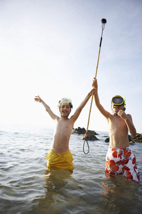 游泳,东方人,儿童,两个人,家庭,站,举,握手,竖图,室外,白天,正面,锻炼,纯洁,运动,海浪,海洋,石头,亚洲,握,阴影,泳裤,光线,潜水镜,石子,影子,泳镜,浪花,拿,拿着,注视,黄种人,裸露,小孩,蓝色,蓝天,天空,阳光,海水,天,观察,看,托,站着,温暖,温馨,一家人,蛙鞋,可爱,童年,童趣,握着,潜水,晴朗,观看,脚蹼,呼吸管,和睦,察看,关注,裸,潜水装备,海景,童真,烂漫,无邪,万里无云,面镜,浮潜,潜水运动,体育,天真,男孩,男人,男性,亚洲人,大海,风浪,海,海水的波动,近岸浪,石块,岩石,涌浪,晴空,晴空万里,搀手,举起,举手,举着,拉手,手搀手,手拉手,手牵手,手握手,向上举,向上伸,向上托,站立,半身,彩图,健身,融洽,男生