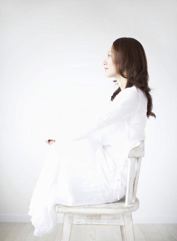 东方人,一个人,坐,竖图,室内,白天,侧面,椅子,亚洲,仅一个年轻女性,仅一个女性,仅一个人,服装,木椅,墙,注视,休闲装,黄种人,墙壁,墙面,衣服,白色,观察,看,休闲,休闲服,服饰,观看,察看,关注,年轻女性,女人,女性,亚洲人,坐着,彩图,全身