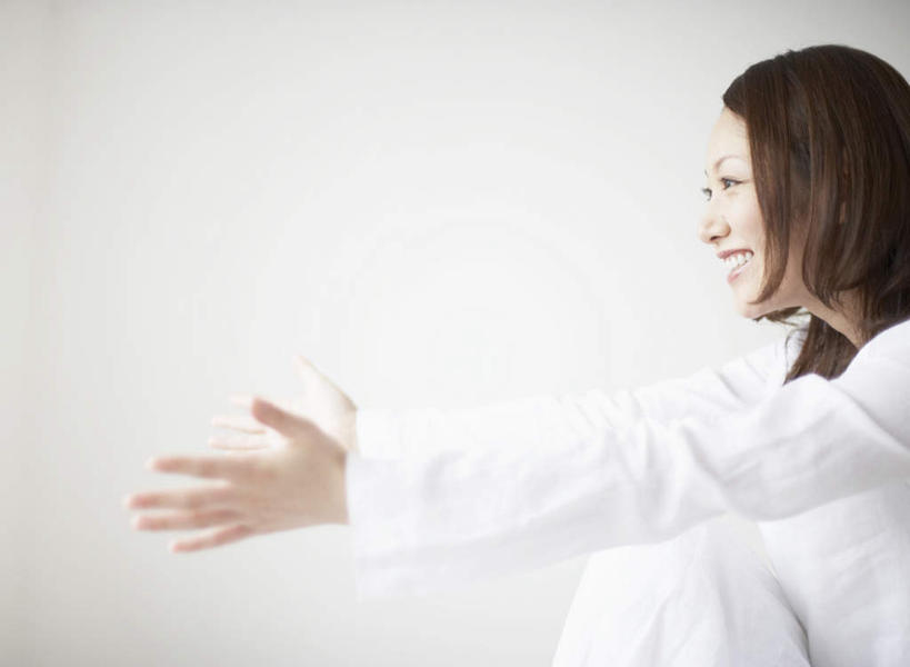 东方人,一个人,坐,伸展双臂,笑,微笑,露齿笑,横图,室内,白天,白色背景,侧面,亚洲,仅一个年轻女性,仅一个女性,仅一个人,服装,墙,注视,休闲装,黄种人,墙壁,墙面,衣服,白色,观察,看,休闲,休闲服,服饰,观看,察看,关注,年轻女性,女人,女性,亚洲人,敞开双臂,伸开双臂,展开双肩,张开手臂,张开双臂,坐着,半身,彩图