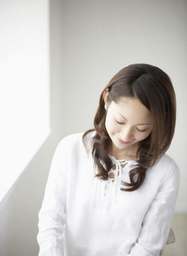 东方人,一个人,坐,笑,微笑,露齿笑,竖图,室内,白天,正面,窗户,亚洲,仅一个年轻女性,仅一个女性,仅一个人,服装,墙,注视,休闲装,黄种人,玻璃窗,墙壁,墙面,衣服,白色,低头,观察,看,休闲,休闲服,服饰,观看,察看,关注,垂头,年轻女性,女人,女性,亚洲人,坐着,半身,彩图