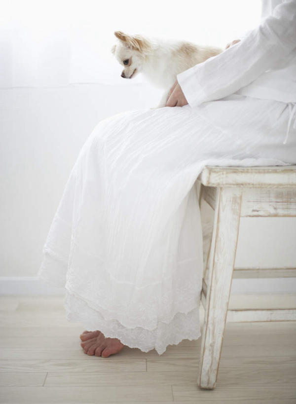 东方人,一个人,坐,抱,竖图,室内,白天,侧面,宠物,狗,椅子,亚洲,仅一个年轻女性,仅一个女性,仅一个人,服装,木椅,墙,吉娃娃,休闲装,黄种人,墙壁,墙面,一只,衣服,白色,动物,休闲,休闲服,可爱,服饰,抱着,搂着,忠诚,芝娃娃,奇娃娃,吉娃娃犬,齐花花,年轻女性,女人,女性,亚洲人,犬,怀抱,搂,搂抱,相抱,拥抱,坐着,半身,彩图