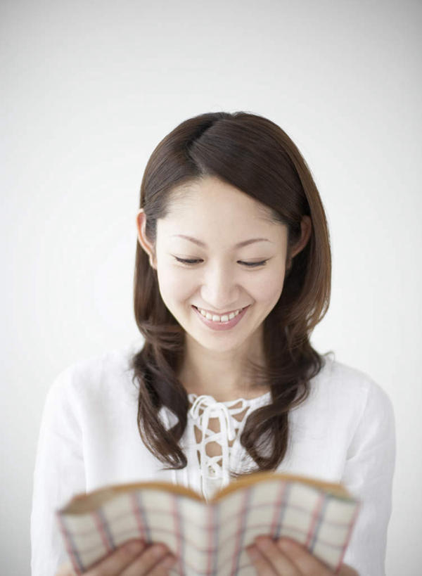 东方人,一个人,坐,笑,微笑,露齿笑,竖图,室内,白天,白色背景,正面,书籍,亚洲,仅一个年轻女性,仅一个女性,仅一个人,一本,握,服装,墙,拿,拿着,注视,休闲装,黄种人,墙壁,墙面,衣服,白色,观察,看,休闲,休闲服,握着,服饰,观看,察看,关注,年轻女性,女人,女性,亚洲人,书,图书,坐着,半身,彩图