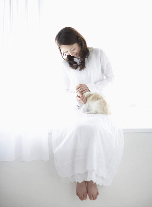 东方人,一个人,坐,抱,笑,微笑,露齿笑,竖图,室内,白天,正面,窗帘,宠物,狗,亚洲,仅一个年轻女性,仅一个女性,仅一个人,服装,装饰,吉娃娃,注视,休闲装,黄种人,一只,衣服,白色,帘子,动物,低头,观察,看,休闲,休闲服,遮阳,可爱,服饰,抱着,观看,华丽,修饰,点缀,察看,搂着,关注,忠诚,芝娃娃,奇娃娃,吉娃娃犬,齐花花,衬托,美观,雅致,雅观,垂头,年轻女性,女人,女性,亚洲人,犬,怀抱,搂,搂抱,相抱,拥抱,坐着,彩图,全身