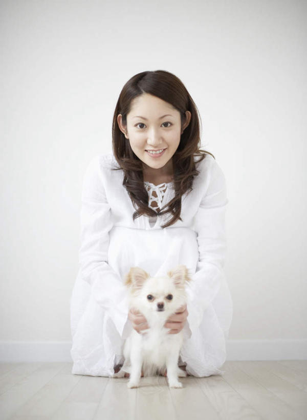 东方人,一个人,蹲,抱,笑,微笑,露齿笑,竖图,室内,白天,正面,宠物,狗,亚洲,仅一个年轻女性,仅一个女性,仅一个人,服装,墙,吉娃娃,注视,休闲装,黄种人,墙壁,墙面,一只,衣服,白色,动物,观察,看,休闲,休闲服,可爱,服饰,抱着,观看,察看,搂着,关注,忠诚,芝娃娃,奇娃娃,吉娃娃犬,齐花花,年轻女性,女人,女性,亚洲人,犬,蹲着,怀抱,搂,搂抱,相抱,拥抱,彩图,全身