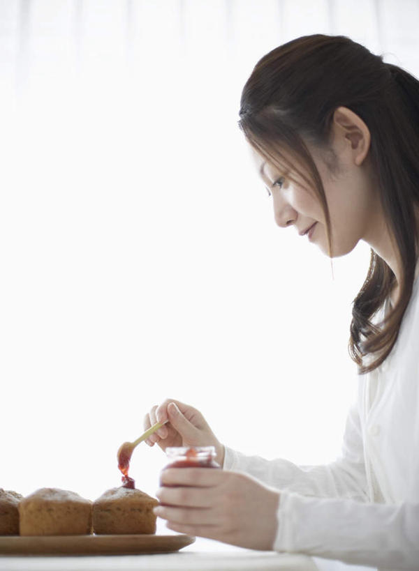 东方人,一个人,坐,笑,微笑,竖图,室内,白天,侧面,杯子,亚洲,仅一个年轻女性,仅一个女性,仅一个人,握,服装,墙,拿,拿着,注视,休闲装,黄种人,墙壁,墙面,衣服,白色,水杯,观察,看,休闲,休闲服,握着,服饰,观看,察看,关注,年轻女性,女人,女性,亚洲人,茶杯,坐着,半身,彩图