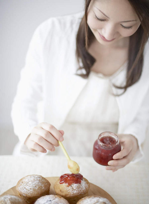 点心,面包,东方人,一个人,坐,笑,微笑,露齿笑,竖图,俯视,室内,白天,餐桌,桌子,玻璃,亚洲,仅一个年轻女性,仅一个女性,仅一个人,握,服装,墙,食品,面点,拿,拿着,注视,休闲装,黄种人,墙壁,墙面,玻璃制品,食物,糕点,衣服,白色,玻璃瓶,瓶子,果酱,观察,看,休闲,休闲服,握着,服饰,餐台,观看,察看,关注,广口瓶,果子酱,年轻女性,女人,女性,亚洲人,坐着,半身,彩图,高角度拍摄