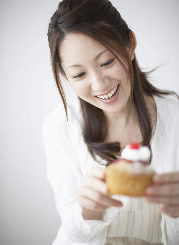 点心,东方人,一个人,坐,笑,微笑,露齿笑,竖图,室内,白天,正面,下午茶,樱桃,水果,亚洲,仅一个年轻女性,仅一个女性,仅一个人,握,服装,新鲜,墙,生食,食品,甜点,甜品,果实,拿,拿着,注视,休闲装,黄种人,墙壁,墙面,食物,糕点,衣服,白色,甜食,奶油,观察,看,休闲,休闲服,握着,服饰,有机食品,绿色食品,观看,察看,乳制品,关注,激凌,克林姆,淇淋,年轻女性,女人,女性,亚洲人,樱珠,莺桃,英桃,楔桃,牛桃,荆桃,坐着,半身,彩图,蛋糕