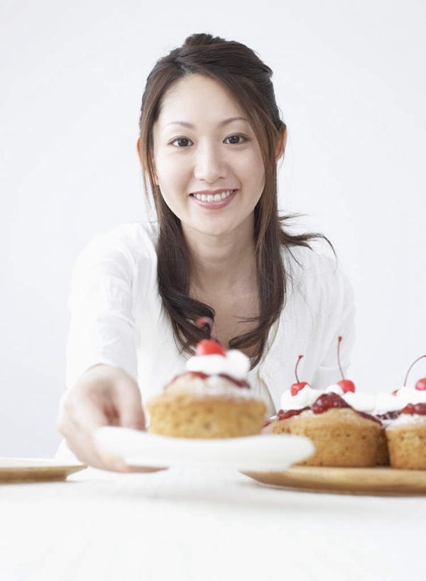 点心,东方人,一个人,坐,笑,微笑,露齿笑,竖图,室内,白天,正面,下午茶,餐桌,桌子,樱桃,水果,亚洲,仅一个年轻女性,仅一个女性,仅一个人,握,服装,新鲜,墙,生食,食品,甜点,甜品,果实,拿,拿着,注视,休闲装,黄种人,墙壁,墙面,食物,糕点,衣服,白色,甜食,奶油,观察,看,休闲,休闲服,握着,服饰,有机食品,绿色食品,餐台,观看,察看,乳制品,关注,激凌,克林姆,淇淋,年轻女性,女人,女性,亚洲人,樱珠,莺桃,英桃,楔桃,牛桃,荆桃,坐着,半身,彩图,蛋糕