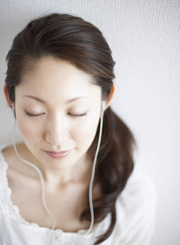 东方人,脸,头,脸颊,一个人,闭眼,竖图,室内,特写,白天,正面,快乐,满意,幸福,亚洲,仅一个年轻女性,仅一个女性,仅一个人,服装,墙,音响,音乐,休闲装,黄种人,娱乐,肩膀,墙壁,墙面,衣服,白色,耳机,享受,休闲,休闲服,放松,服饰,舒适,享乐,年轻女性,女人,女性,亚洲人,头部,脸部,脸蛋,面部,闭眼睛,闭着眼,闭着眼睛,半身,彩图