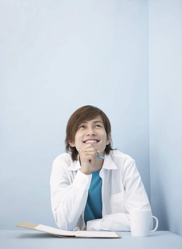 东方人,一个人,坐,笑,微笑,露齿笑,竖图,室内,白天,正面,桌面,桌子,杯子,书籍,亚洲,仅一个男性,仅一个人,撑,蓝色背景,服装,木制,陶瓷,陶瓷制品,托腮,注视,休闲装,黄种人,仅一个年轻男性,一个,衣服,蓝色,白色,马克杯,木制品,水杯,观察,看,托,休闲,休闲服,摄影,服饰,影棚,单个,观看,察看,关注,托下巴,男人,男性,年轻男性,亚洲人,书,图书,坐着,半身,彩图,影棚拍摄,拍摄