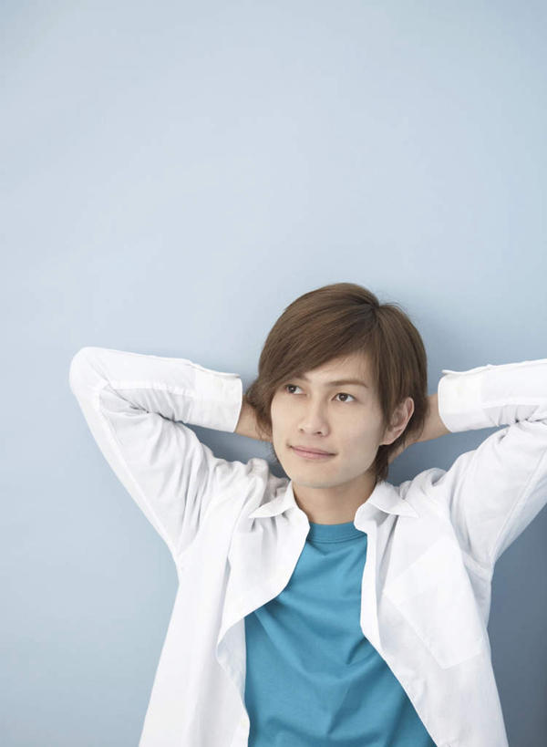 东方人,一个人,坐,笑,微笑,竖图,室内,白天,正面,亚洲,仅一个男性,仅一个人,抱头,蓝色背景,服装,注视,休闲装,黄种人,仅一个年轻男性,衣服,蓝色,白色,观察,看,休闲,休闲服,摄影,服饰,影棚,观看,察看,关注,捧首,捧头,男人,男性,年轻男性,亚洲人,坐着,半身,彩图,影棚拍摄,拍摄