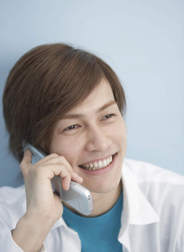 东方人,脸,头,脸颊,手,一个人,笑,说,打电话,微笑,露齿笑,竖图,室内,特写,白天,正面,讨论,电话,手机,亚洲,仅一个男性,仅一个人,握,蓝色背景,服装,拿,拿着,注视,休闲装,黄种人,通讯设备,肩膀,仅一个年轻男性,衣服,蓝色,白色,观察,看,休闲,手部,休闲服,握着,摄影,服饰,影棚,观看,单手,察看,关注,一部,交流,男人,男性,年轻男性,亚洲人,头部,脸部,脸蛋,面部,沟通,讲话,交谈,商讨,说话,谈话,通话,半身,彩图,影棚拍摄,拍摄