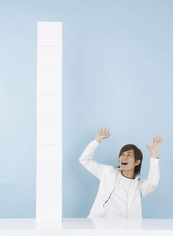 东方人,一个人,坐,举,竖图,室内,白天,正面,桌面,桌子,亚洲,仅一个男性,仅一个人,蓝色背景,服装,惊讶,木制,注视,休闲装,黄种人,仅一个年轻男性,衣服,白色,木制品,观察,看,托,张嘴,休闲,休闲服,摄影,服饰,影棚,观看,惊奇,察看,关注,张大嘴巴,诧异,男人,男性,年轻男性,亚洲人,张开嘴,举起,举手,举着,向上举,向上伸,向上托,坐着,半身,彩图,影棚拍摄,拍摄