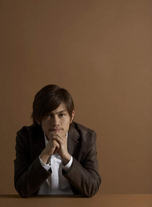 东方人,一个人,商务人士,商务男性,坐,双手交叉,竖图,室内,白天,正面,衬衫,亚洲,仅一个男性,仅一个人,撑,阴影,棕色背景,套装,反射,影子,托腮,注视,黄种人,仅一个年轻男性,观察,看,托,摄影,影棚,观看,察看,关注,托下巴,商务装,工薪阶层,男人,男性,年轻男性,亚洲人,白领,上班族,十字手,坐着,半身,彩图,影棚拍摄,衬衣,拍摄