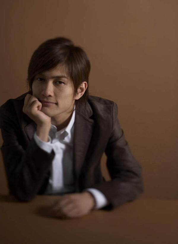 东方人,一个人,商务人士,商务男性,坐,竖图,室内,白天,正面,衬衫,亚洲,仅一个男性,仅一个人,撑,阴影,棕色背景,套装,反射,影子,托腮,注视,黄种人,仅一个年轻男性,观察,看,托,摄影,影棚,观看,察看,关注,托下巴,商务装,工薪阶层,男人,男性,年轻男性,亚洲人,白领,上班族,坐着,半身,彩图,影棚拍摄,衬衣,拍摄