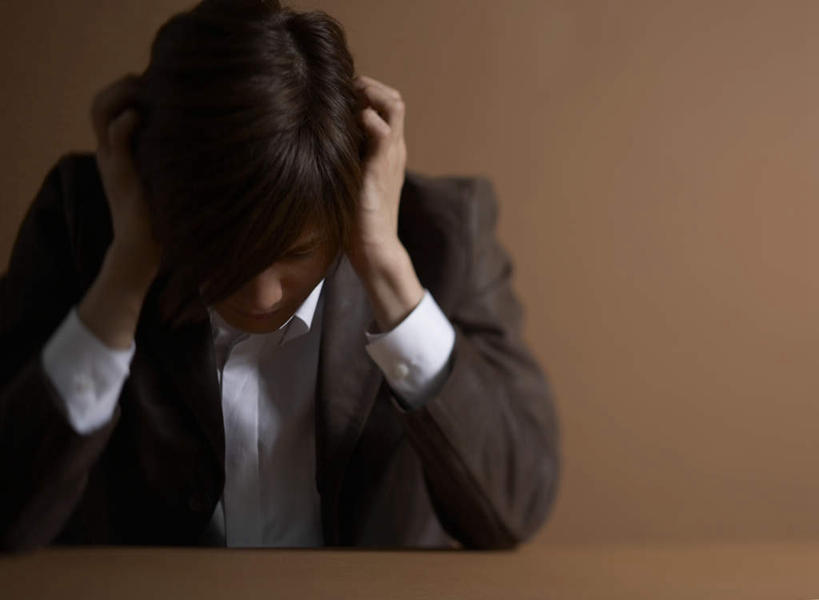 东方人,一个人,商务人士,商务男性,坐,横图,室内,白天,正面,衬衫,亚洲,仅一个男性,仅一个人,撑,阴影,棕色背景,套装,反射,影子,黄种人,仅一个年轻男性,低头,摄影,影棚,撑着,商务装,工薪阶层,垂头,男人,男性,年轻男性,亚洲人,白领,上班族,坐着,半身,彩图,影棚拍摄,衬衣,拍摄