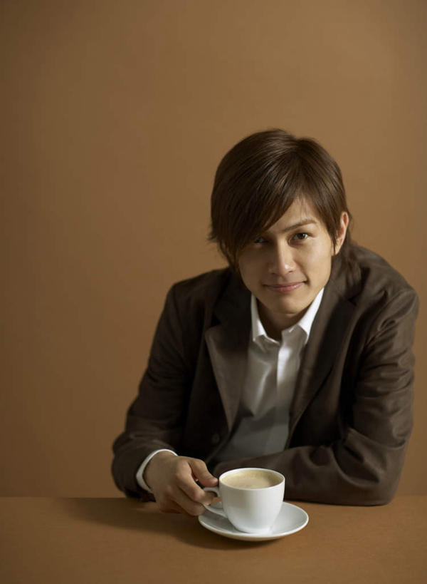 咖啡,东方人,一个人,商务人士,商务男性,坐,笑,微笑,竖图,室内,白天,正面,衬衫,幸福,杯子,亚洲,仅一个男性,仅一个人,一本,握,阴影,棕色背景,套装,反射,瓷器,影子,咖啡杯,陶瓷制品,拿,拿着,注视,黄种人,娱乐,饮料,仅一个年轻男性,观察,看,享受,休闲,温馨,放松,乐趣,握着,摄影,影棚,观看,察看,提神,舒适,关注,瓷杯,醒脑,商务装,工薪阶层,软饮料,男人,男性,年轻男性,亚洲人,白领,上班族,坐着,半身,彩图,影棚拍摄,衬衣,拍摄