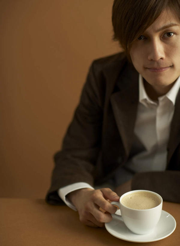咖啡,东方人,一个人,商务人士,商务男性,坐,笑,微笑,竖图,室内,白天,正面,衬衫,幸福,杯子,亚洲,仅一个男性,仅一个人,一本,握,阴影,棕色背景,套装,反射,瓷器,影子,咖啡杯,陶瓷制品,拿,拿着,注视,黄种人,娱乐,饮料,仅一个年轻男性,观察,看,享受,休闲,温馨,放松,乐趣,握着,摄影,影棚,观看,察看,提神,舒适,关注,瓷杯,醒脑,商务装,工薪阶层,软饮料,男人,男性,年轻男性,亚洲人,白领,上班族,坐着,半身,彩图,影棚拍摄,衬衣,拍摄