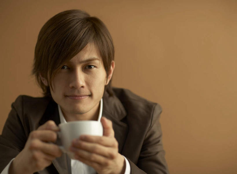 咖啡,东方人,一个人,商务人士,商务男性,坐,笑,微笑,横图,室内,白天,正面,衬衫,幸福,杯子,亚洲,仅一个男性,仅一个人,一本,握,棕色背景,套装,瓷器,咖啡杯,陶瓷制品,拿,拿着,注视,黄种人,娱乐,饮料,仅一个年轻男性,观察,看,享受,休闲,温馨,放松,乐趣,握着,摄影,影棚,观看,察看,提神,舒适,关注,瓷杯,醒脑,商务装,工薪阶层,软饮料,男人,男性,年轻男性,亚洲人,白领,上班族,坐着,半身,彩图,影棚拍摄,衬衣,拍摄