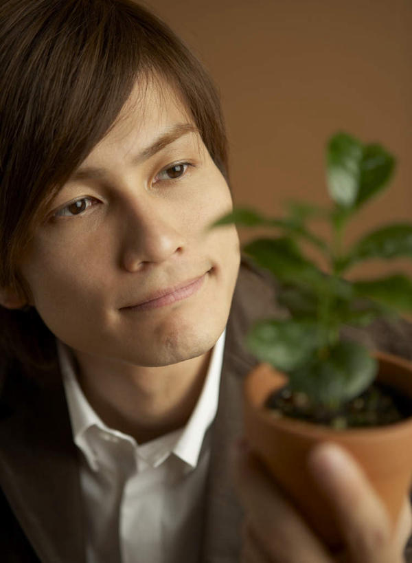 东方人,脸,头,脸颊,手,一个人,商务人士,商务男性,笑,微笑,竖图,室内,特写,白天,正面,衬衫,植物,亚洲,仅一个男性,仅一个人,握,棕色背景,套装,盆栽,盆景,拿,拿着,注视,黄种人,肩膀,仅一个年轻男性,绿色,自然,观察,看,手部,握着,摄影,影棚,生长,成长,观看,单手,一盆,察看,关注,商务装,工薪阶层,男人,男性,年轻男性,亚洲人,头部,脸部,脸蛋,面部,白领,上班族,半身,彩图,影棚拍摄,衬衣,拍摄