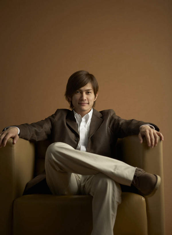 东方人,一个人,商务人士,商务男性,坐,笑,微笑,竖图,室内,白天,正面,衬衫,沙发,亚洲,仅一个男性,仅一个人,阴影,棕色背景,套装,反射,影子,二郎腿,注视,黄种人,仅一个年轻男性,观察,看,搭,摄影,影棚,观看,察看,搭着,关注,商务装,布艺沙发,工薪阶层,男人,男性,年轻男性,亚洲人,白领,上班族,坐着,半身,彩图,影棚拍摄,衬衣,拍摄