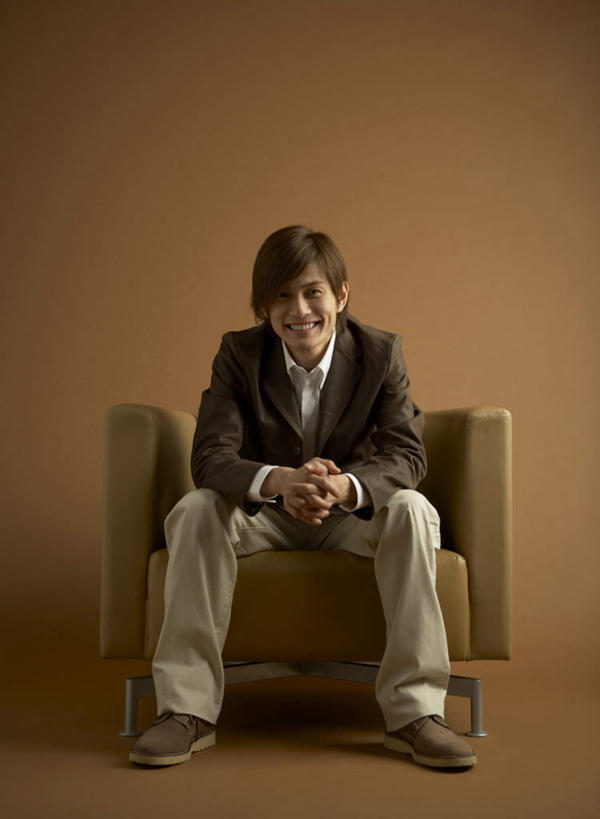 东方人,一个人,商务人士,商务男性,坐,双手交叉,竖图,室内,白天,正面,衬衫,沙发,亚洲,仅一个男性,仅一个人,阴影,棕色背景,套装,反射,影子,注视,黄种人,仅一个年轻男性,观察,看,摄影,影棚,观看,察看,关注,商务装,布艺沙发,工薪阶层,男人,男性,年轻男性,亚洲人,白领,上班族,十字手,坐着,彩图,全身,影棚拍摄,衬衣,拍摄