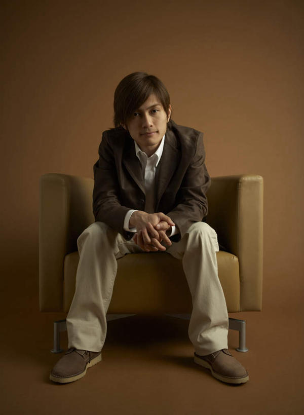 东方人,一个人,商务人士,商务男性,坐,双手交叉,竖图,室内,白天,正面,衬衫,沙发,亚洲,仅一个男性,仅一个人,阴影,棕色背景,套装,反射,影子,注视,黄种人,仅一个年轻男性,观察,看,摄影,影棚,观看,察看,关注,商务装,布艺沙发,工薪阶层,男人,男性,年轻男性,亚洲人,白领,上班族,十字手,坐着,彩图,全身,影棚拍摄,衬衣,拍摄