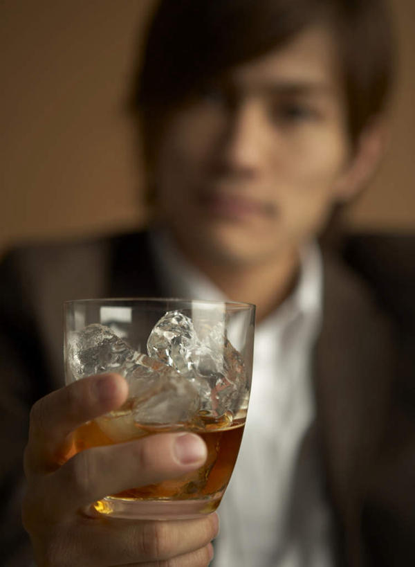 威士忌,东方人,脸,头,脸颊,手,一个人,商务人士,商务男性,竖图,室内,特写,白天,正面,衬衫,杯子,亚洲,仅一个男性,仅一个人,一本,握,棕色背景,套装,朦胧,模糊,酒类,拿,拿着,注视,黄种人,肩膀,玻璃制品,酒,饮料,仅一个年轻男性,水杯,观察,看,手部,握着,摄影,影棚,观看,单手,察看,关注,商务装,工薪阶层,烈酒,男人,男性,年轻男性,亚洲人,头部,脸部,脸蛋,面部,白领,上班族,玻璃杯,半身,彩图,影棚拍摄,衬衣,拍摄