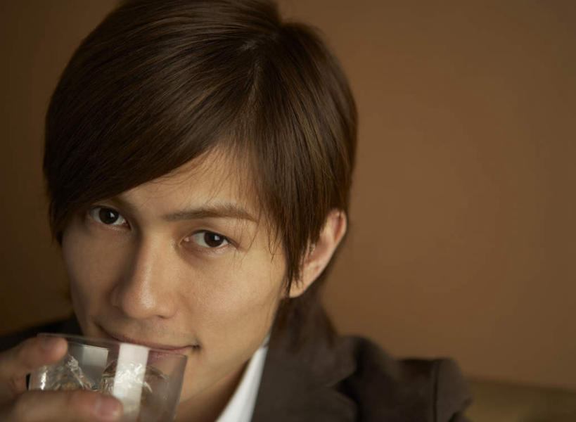 威士忌,东方人,脸,头,脸颊,手,一个人,商务人士,商务男性,笑,微笑,横图,室内,特写,白天,正面,衬衫,杯子,亚洲,仅一个男性,仅一个人,一本,喝,握,棕色背景,套装,酒类,拿,拿着,注视,黄种人,肩膀,玻璃制品,酒,饮料,仅一个年轻男性,水杯,观察,看,手部,握着,摄影,影棚,观看,单手,察看,关注,商务装,工薪阶层,烈酒,男人,男性,年轻男性,亚洲人,头部,脸部,脸蛋,面部,白领,上班族,玻璃杯,半身,彩图,影棚拍摄,衬衣,拍摄