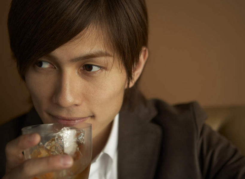 威士忌,东方人,脸,头,脸颊,手,一个人,商务人士,商务男性,笑,微笑,横图,室内,特写,白天,正面,衬衫,杯子,亚洲,仅一个男性,仅一个人,一本,喝,握,棕色背景,套装,酒类,拿,拿着,注视,黄种人,肩膀,玻璃制品,酒,饮料,仅一个年轻男性,水杯,观察,看,手部,握着,摄影,影棚,观看,单手,察看,关注,商务装,工薪阶层,烈酒,男人,男性,年轻男性,亚洲人,头部,脸部,脸蛋,面部,白领,上班族,玻璃杯,半身,彩图,影棚拍摄,衬衣,拍摄