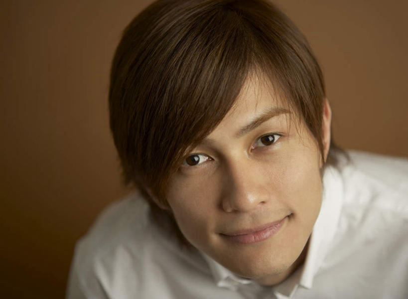 东方人,脸,头,脸颊,一个人,商务人士,商务男性,笑,微笑,横图,俯视,室内,特写,白天,衬衫,亚洲,仅一个男性,仅一个人,棕色背景,套装,注视,黄种人,肩膀,仅一个年轻男性,观察,看,摄影,影棚,观看,察看,关注,商务装,工薪阶层,男人,男性,年轻男性,亚洲人,头部,脸部,脸蛋,面部,白领,上班族,半身,彩图,高角度拍摄,影棚拍摄,衬衣,拍摄