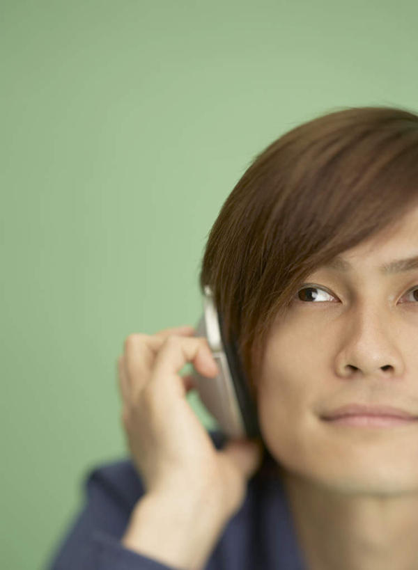 东方人,脸,头,脸颊,手,一个人,笑,微笑,竖图,室内,特写,白天,正面,快乐,满意,幸福,亚洲,仅一个男性,仅一个人,握,绿色背景,服装,朦胧,模糊,音响,音乐,拿,拿着,注视,休闲装,黄种人,娱乐,肩膀,仅一个年轻男性,衣服,耳机,观察,看,享受,休闲,手部,休闲服,放松,握着,摄影,服饰,影棚,观看,单手,察看,舒适,享乐,关注,男人,男性,年轻男性,亚洲人,头部,脸部,脸蛋,面部,半身,彩图,影棚拍摄,拍摄