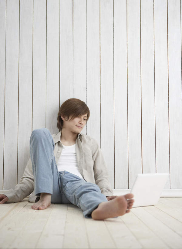 东方人,一个人,坐,竖图,室内,白天,正面,电脑,笔记本电脑,亚洲,仅一个男性,仅一个人,敲打,服装,裤子,网络,墙,注视,牛仔裤,休闲装,黄种人,输入,通讯设备,墙壁,墙面,仅一个年轻男性,衣服,打字,观察,看,休闲,休闲服,服饰,观看,点击,一台,敲击,察看,无线,关注,通信设备,无线网络,无线上网,便携式电脑,按键,手提电脑,男人,男性,年轻男性,亚洲人,坐着,彩图,全身