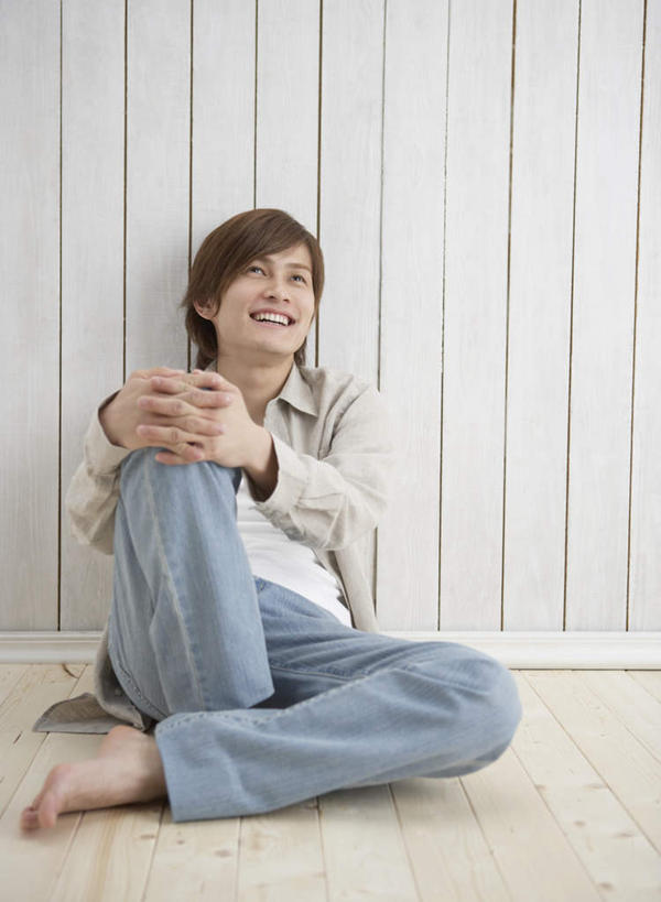 东方人,一个人,坐,抱,笑,微笑,露齿笑,竖图,室内,白天,正面,亚洲,仅一个男性,仅一个人,服装,裤子,墙,注视,牛仔裤,休闲装,黄种人,墙壁,墙面,仅一个年轻男性,衣服,观察,看,靠,靠着,倚靠,休闲,休闲服,服饰,抱着,观看,察看,搂着,倚着,关注,男人,男性,年轻男性,亚洲人,怀抱,搂,搂抱,相抱,拥抱,坐着,彩图,全身