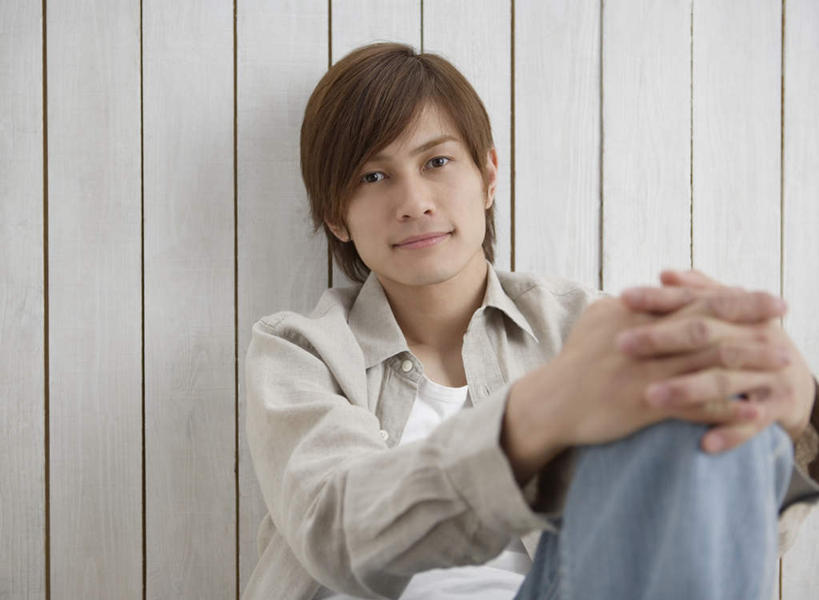 东方人,一个人,坐,抱,笑,微笑,横图,室内,白天,正面,亚洲,仅一个男性,仅一个人,服装,裤子,墙,注视,牛仔裤,休闲装,黄种人,墙壁,墙面,仅一个年轻男性,衣服,观察,看,靠,靠着,倚靠,休闲,休闲服,服饰,抱着,观看,察看,搂着,倚着,关注,男人,男性,年轻男性,亚洲人,怀抱,搂,搂抱,相抱,拥抱,坐着,半身,彩图