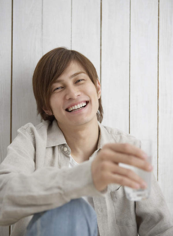 东方人,一个人,坐,笑,微笑,露齿笑,竖图,室内,白天,正面,杯子,亚洲,仅一个男性,仅一个人,握,服装,裤子,墙,拿,拿着,注视,牛仔裤,休闲装,黄种人,墙壁,墙面,玻璃制品,仅一个年轻男性,衣服,水杯,观察,看,靠,靠着,倚靠,休闲,休闲服,握着,服饰,观看,察看,倚着,关注,男人,男性,年轻男性,亚洲人,玻璃杯,坐着,半身,彩图