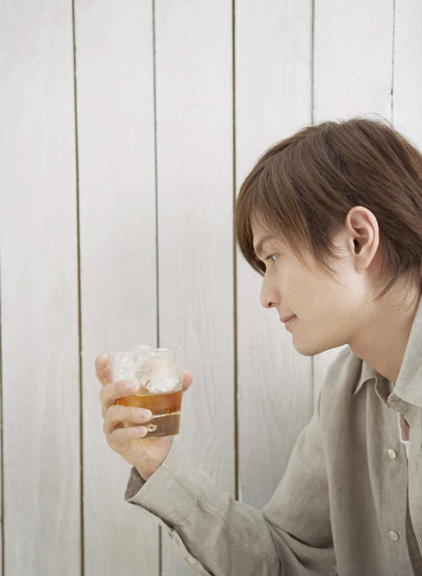 威士忌,东方人,一个人,坐,竖图,室内,白天,侧面,杯子,亚洲,仅一个男性,仅一个人,一本,握,服装,墙,酒类,拿,拿着,注视,休闲装,黄种人,墙壁,墙面,玻璃制品,酒,饮料,仅一个年轻男性,衣服,水杯,观察,看,休闲,休闲服,握着,服饰,观看,察看,关注,烈酒,男人,男性,年轻男性,亚洲人,玻璃杯,坐着,半身,彩图