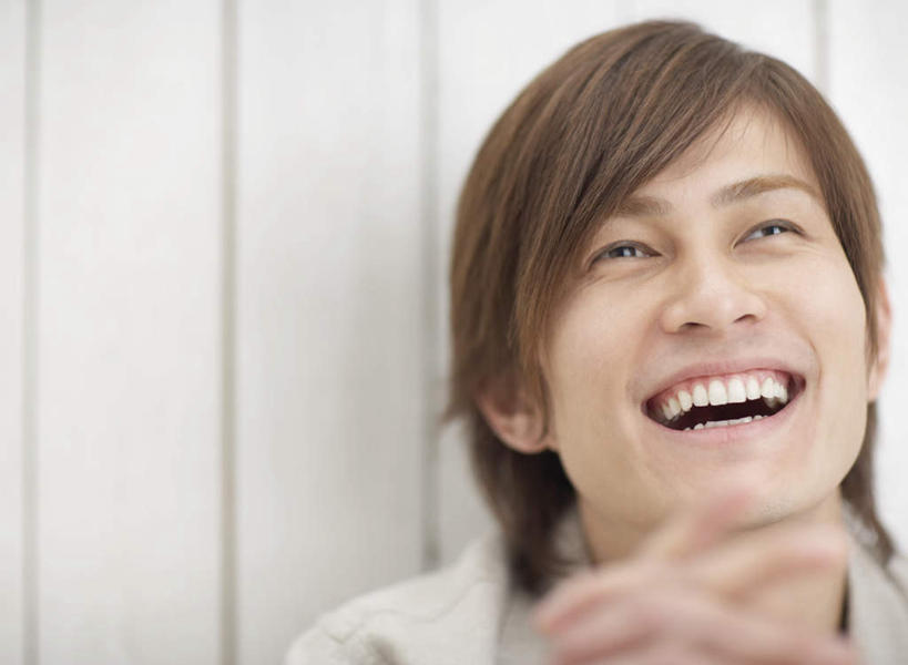 东方人,脸,头,脸颊,手,一个人,笑,双手交叉,微笑,露齿笑,横图,室内,特写,白天,正面,亚洲,双手,仅一个男性,仅一个人,服装,朦胧,模糊,墙,注视,休闲装,黄种人,肩膀,墙壁,墙面,仅一个年轻男性,衣服,观察,看,休闲,手部,休闲服,服饰,观看,察看,关注,男人,男性,年轻男性,亚洲人,头部,脸部,脸蛋,面部,十字手,半身,彩图