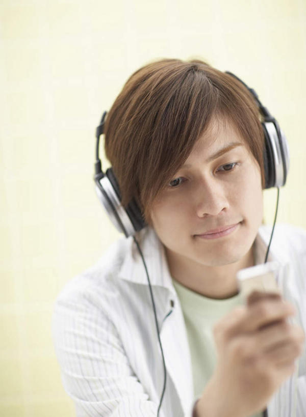 东方人,一个人,笑,微笑,竖图,室内,白天,正面,陶醉,快乐,满意,幸福,亚洲,仅一个男性,仅一个人,握,黄色背景,服装,音响,音乐,拿,音乐播放器,拿着,注视,休闲装,黄种人,娱乐,仅一个年轻男性,衣服,耳机,观察,看,享受,休闲,休闲服,放松,握着,摄影,服饰,影棚,观看,察看,舒适,享乐,关注,MP3播放器,男人,男性,年轻男性,亚洲人,半身,彩图,影棚拍摄,拍摄,播放器,沉醉